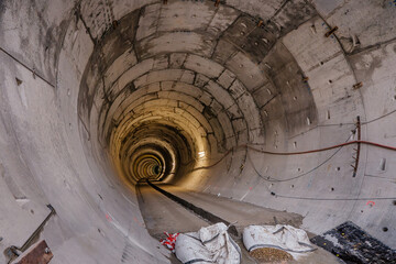 Budowa podziemnego tunelu pod miastem © rozentuzjazmowany