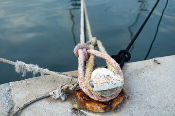 Fototapeta premium the rope with which the yacht in the bay is fixed to the pier