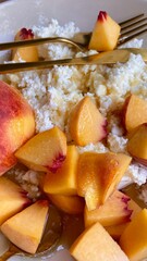 A plate with peach slices and cottage cheese. A summer dessert combining freshness and sweetness.