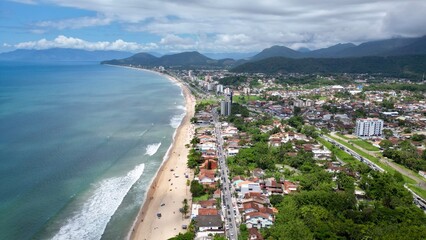 Fototapeta premium Vista panoramica do mar com fundo de casas e vegetação.