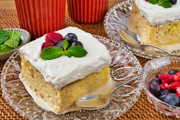メキシコのスイーツ パステル・デ・トレス・レチェス(3種のミルクのケーキ)  Mexican sweets Pastel de Tres Leches( Mexican Tres Leches Cake,Tres Leches Cake,Three Milk Cake, 3 Milk Cake)