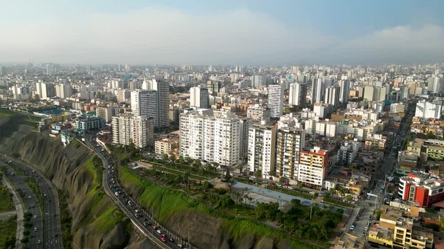 Ciudad costera sudamericana de Lima en Peru vista desde un drone. Se aprecian &aacute;reas verdes y edificios modernos. Adem&aacute;s de unas avenidas llenas de trafico ligero
