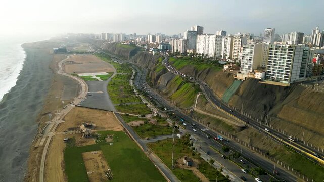 gran ciudad costera sudamericana de Lima con vistas al mar, &aacute;reas verdes y  llena de edificios modernos. Adem&aacute;s de unas avenidas llenas de trafico ligero