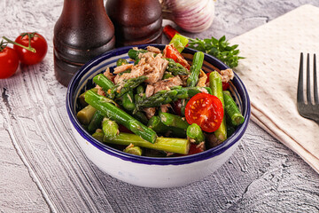 Canned tuna with asparagus salad