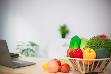 Doctors are advising patients to eat more vegetables, emphasizing health benefits such as improved digestion, improved immunity, and weight control for overall good health.