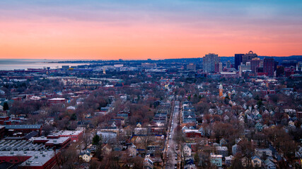 Naklejka premium New Haven Connecticut Skyline, downtown buildings and houses viewed from East Rock Park Summit