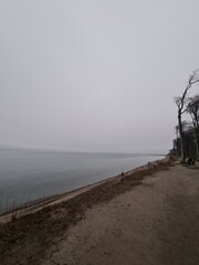 Blick auf die Ostsee bei mystischem Nebel und Abenddämmerung in Nienhagen, Mecklenburg - Vorpommern