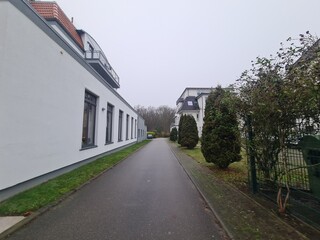 Gehweg mit Gebäuden durch Nienhagen, Mecklenburg - Vorpommern, Deutschland