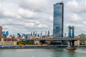 Obraz premium A view from the Brooklyn Bridge towards the Manhattan bridge and mid New York, in the fall