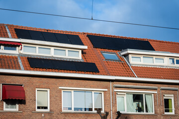 Solarpanele auf einem Dach in Scheveningen, Den Haag, Niederlande