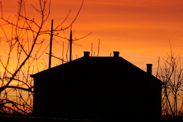 Obraz premium silhouette of a house at a beautiful sunrise