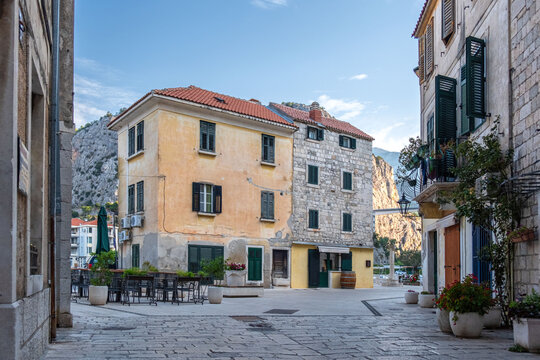 Fototapeta Narrow, historic streets of Omis, Croatia.