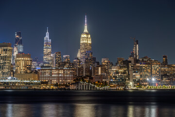 Naklejka premium The skyline of Midtown Manhattan in New York with the famous Empire State Building at night