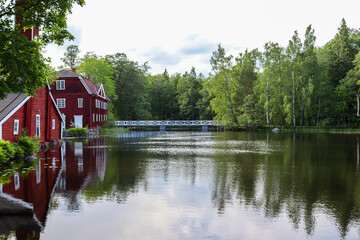 Obraz premium Old industrial buildings by a river