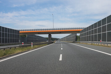 Ekrany akustyczne wzdłuż autostrady. Ekran dźwiękochłonny. Ekran akustyczny.