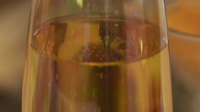 vid&eacute;o avec zoom avant sur une coupe de champagne durant les f&ecirc;tes de fin d'ann&eacute;e
