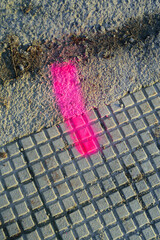Marcas de pintura fucsia en acera para construcción