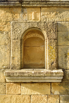 Nicho con arco en peque&ntilde;o altar medieval de piedra en zona rural de Asturias