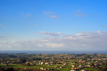 Fototapeta premium Vista de pueblos costero de Asturias desde monte