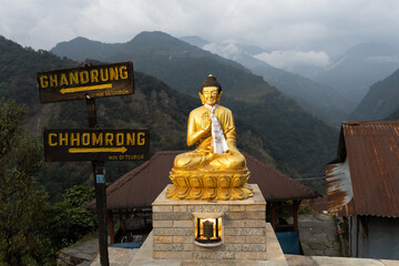 Nepal - Landruk: Goldener Buddha vor Wegweiser und Annapurna im Hintergrund