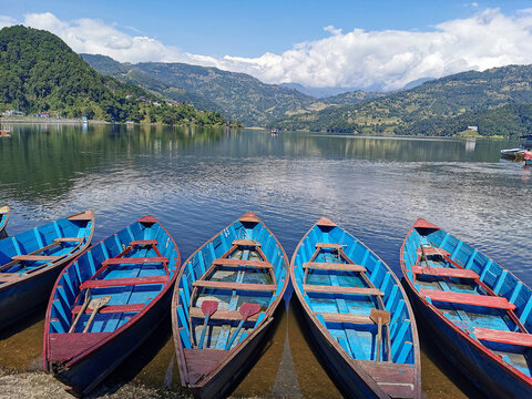 Nepal - Pokhara: Ausflug zum Begnas See_Ruderboote, Wolken und Berge im Hintergrund
