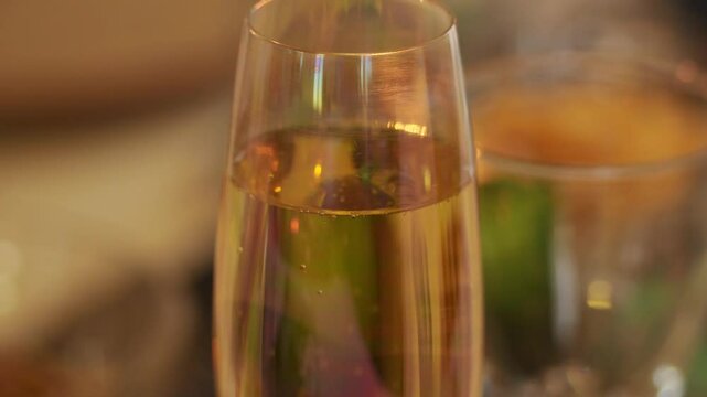 plan fixe sur une coupe de champagne durant les f&ecirc;tes de fin d'ann&eacute;e, avec les bulles qui remontent &agrave; la surface