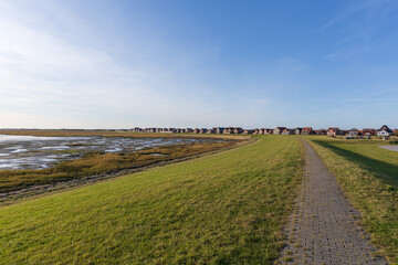 Auf dem Deich am Hafen