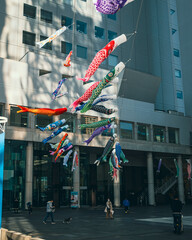 Japanese kites are waving in front of the building 