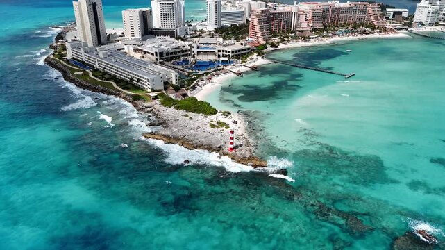 Incre&iacute;ble toma a&eacute;rea de dron de la Zona Hotelera de Canc&uacute;n, sus playas y mar de colores turquesa y azul.
