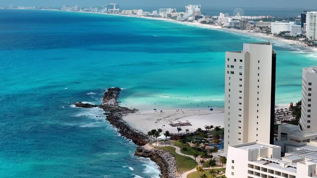 Toma a&eacute;rea de dron de las tranquilas playas de la Zona Hotelera de Canc&uacute;n. Incre&iacute;ble vista del mar del caribe de color turquesa y az&uacute;l.