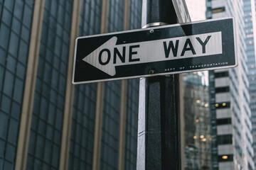 Obraz premium Street Signs That Indicate Directions and Display Street Names in Cities