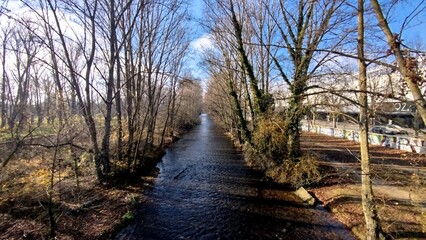 Río Arlanzón en otoño atravesando Burgos, España