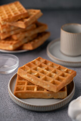 photo Indulge in Delicious Homemade Waffles with Perfect Crispness and a Golden Brown Texture for the Ultimate Breakfast Experience Paired with a Hot Cup of Coffee