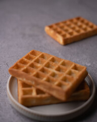 photo Delicious homemade waffles on a neutral background highlighting their golden crisp texture, perfect for breakfast lovers seeking a tasty and easy-to-make morning delight