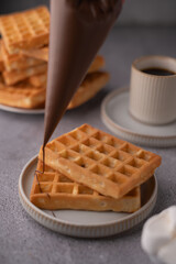 photo Delicious homemade waffles with chocolate drizzle and coffee for a delightful breakfast experience or brunch treat that will satisfy your sweet cravings and morning routines