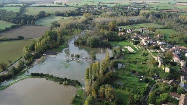 La Clou&egrave;re, une rivi&egrave;re qui traverse la commune de Ch&acirc;teau-Larcher, est sortie de son lit et a noy&eacute; le terrain de foot communal et les terrains environnants.