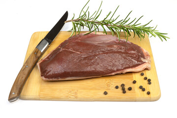 magret de canard cru, en gros plan, sur une planche à découper