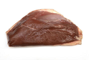 magret de canard cru, en gros plan, isolé sur un fond blanc
