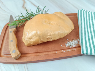 lobe de foie gras de canard entier, en gros plan