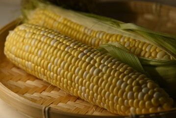 皮を剥いた生のとうもろこし