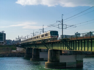 宇治川の鉄橋を渡る奈良線の列車