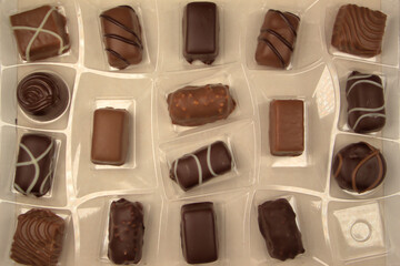 Fototapeta premium Einfache Pralinen in der Schachtel