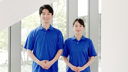 笑顔で立つ介護士