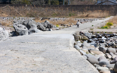 犬石・犬走りの景にある沈下橋を歩く