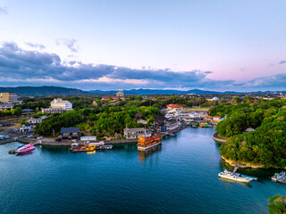 Fototapeta premium 夕暮れの賢島港とエスパーニャクルーズ船（三重県志摩市）