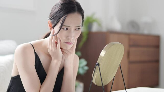 お肌のトラブルに悩む女性