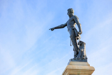 青空を背景にしたライト展望台のライト大佐