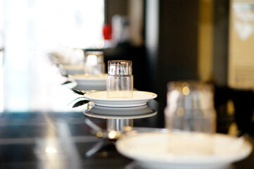 테이블 위에 세팅된 유리컵의 모습