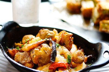 식탁 위에 놓인 감바스를 확대한 모습