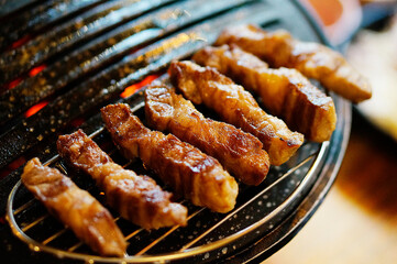 돼지고기 삼겹살을 불판에 구워 놓은 모습